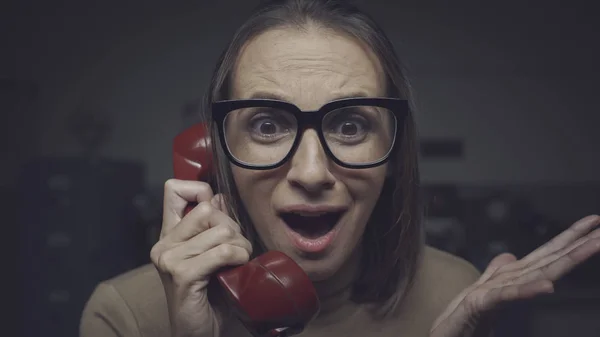 Enttäuschte schockierte Frau am Telefon — Stockfoto