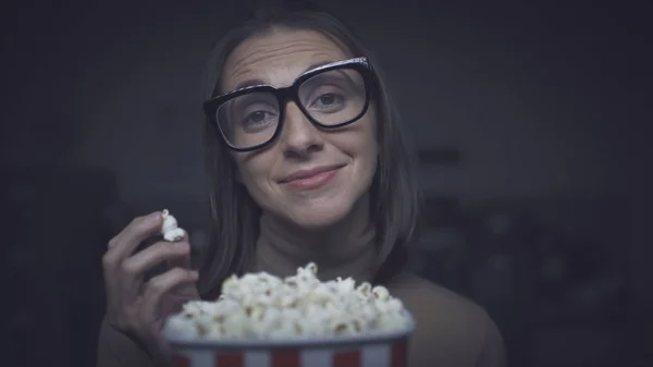 Femme regardant un film romantique — Photo