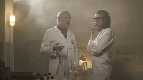 Вчені курять в лабораторії вінтажного стилю — стокове фото