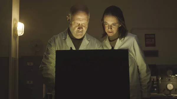 Científicos abren un maletín en el laboratorio — Foto de Stock