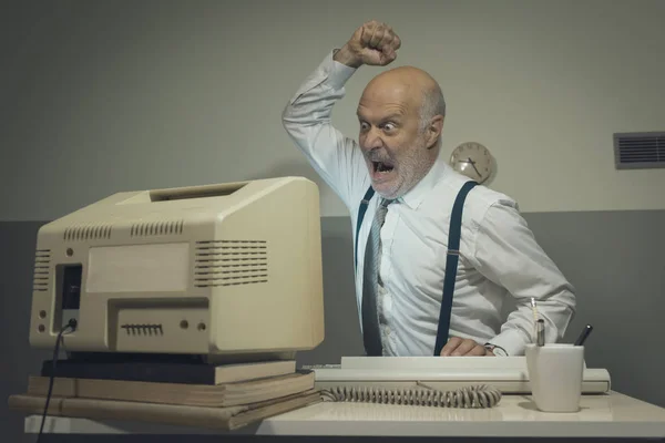 Ouvrier de bureau en colère frappant son ordinateur obsolète — Photo