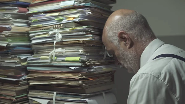Stressad företagsledare överbelastad med pappersarbete — Stockfoto