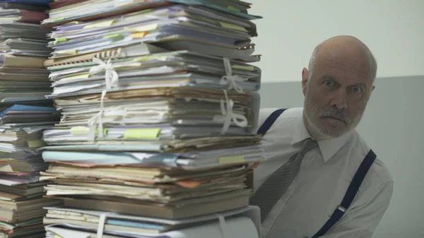 Stressed business executive overloaded with paperwork — Stock Photo, Image