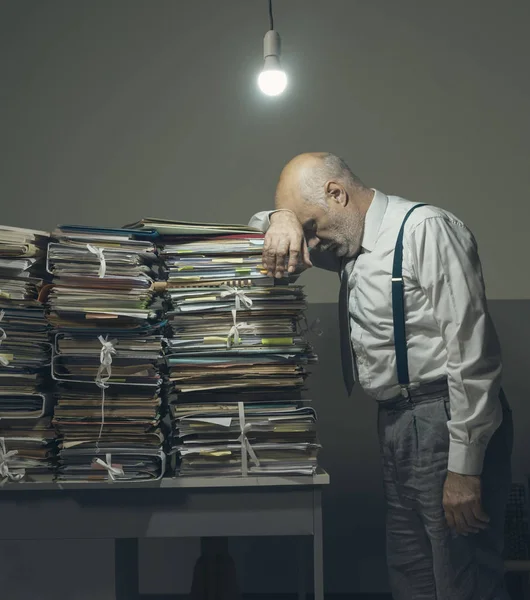 Stresszes üzleti vezető túlterhelt papírmunka — Stock Fotó