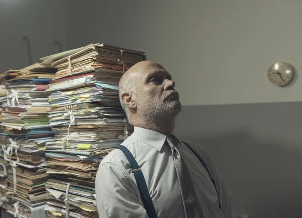 Stressad företagsledare överbelastad med pappersarbete — Stockfoto
