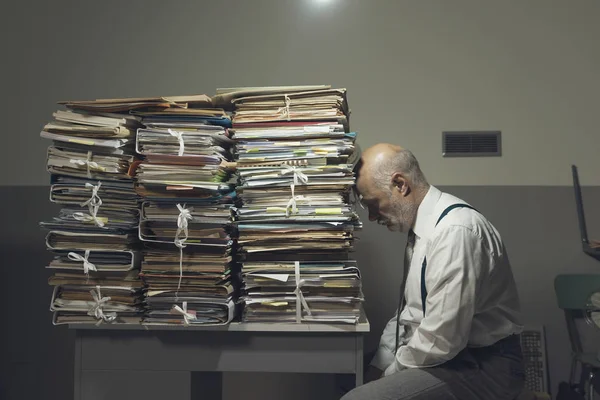 Отчаянный бизнесмен с кучей бумажной работы — стоковое фото