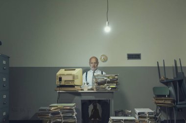 Hüsrana uğramış işadamı evrak işleriyle meşgul.