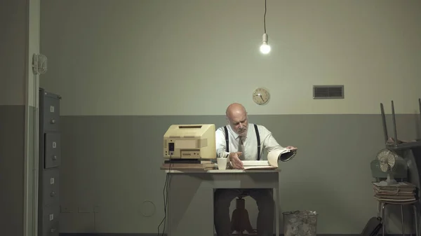 Грустный бизнесмен, работающий в маленьком офисе — стоковое фото
