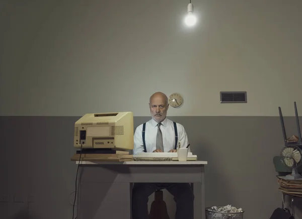 Trauriger Geschäftsmann, der in einem kleinen Büro arbeitet — Stockfoto