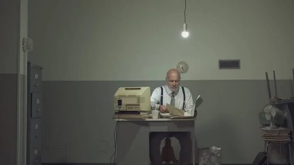 Triste homem de negócios trabalhando em um pequeno escritório — Fotografia de Stock