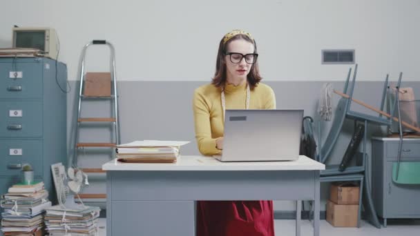 Tired businesswoman with headache — Stock Video