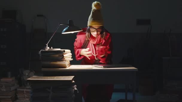 Zakenvrouw die 's nachts in een koud kantoor werkt — Stockvideo