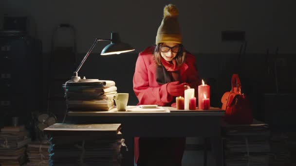 Podnikatelka v noci mrzne v kanceláři — Stock video