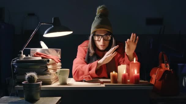 Traurige Geschäftsfrau friert im Büro im Winter — Stockvideo