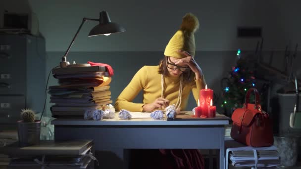 Femme d'affaires travaillant dans le bureau la veille de Noël — Video