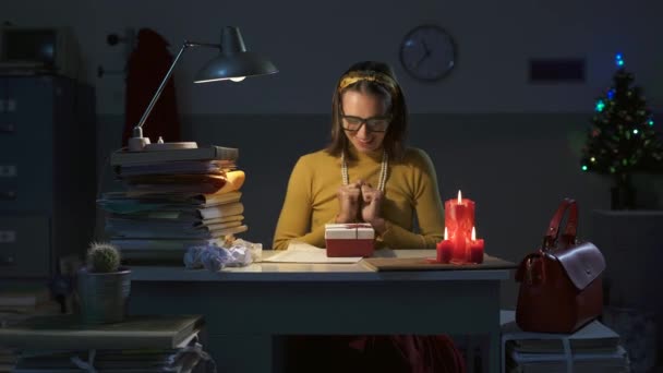 Mujer recibiendo un regalo decepcionante para la Navidad — Vídeos de Stock