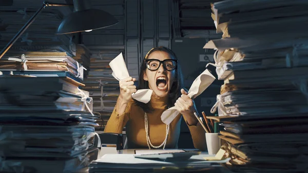 Angry stressed office worker overloaded with paperwork — ストック写真