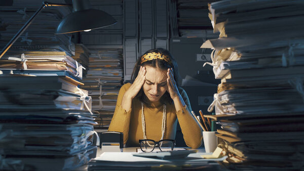 Измученная деловая женщина в своем офисе
