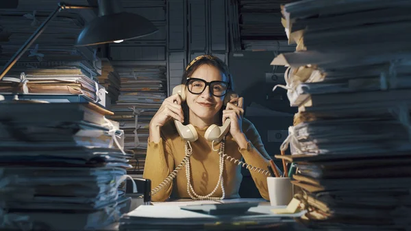 Glimlachende zakenvrouw die telefoontjes beantwoordt — Stockfoto
