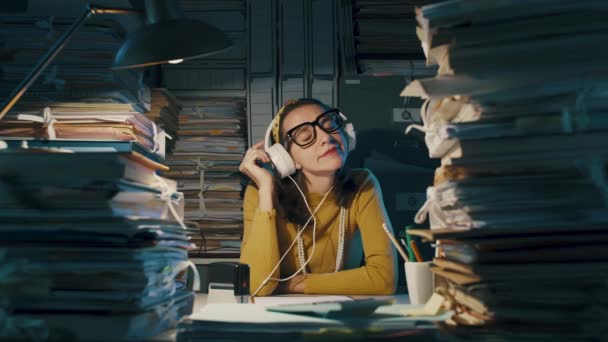 Boldog titkárnő zenét hallgat az irodában — Stock videók