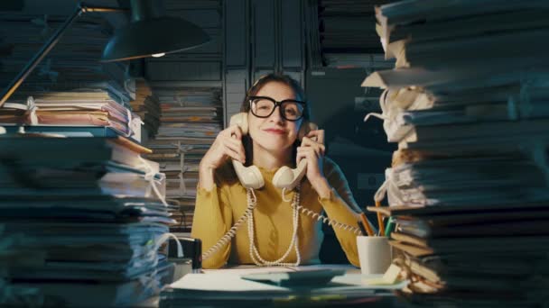 Lächelnde lustige Sekretärin, die Telefonanrufe beantwortet — Stockvideo