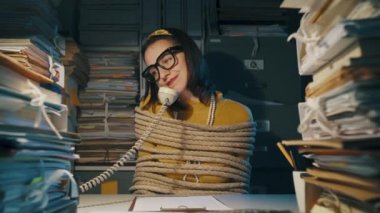 İş kadını ofiste bağlı.