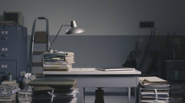 Bir sürü evrak işi olan klasik tarz bir ofis.