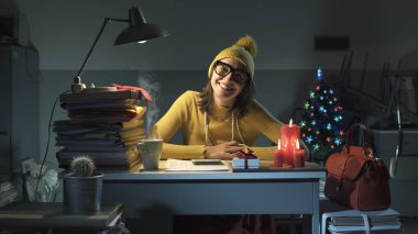 Gülümseyen iş kadını Noel arifesinde çalışıyor