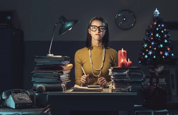 Arg frustrerad affärskvinna som arbetar på julafton — Stockfoto