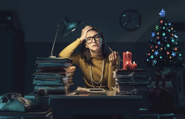 Gefrustreerde zakenvrouw werkt op kerstavond — Stockfoto
