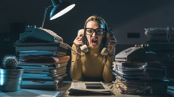 Gestresste secretaresse schreeuwt naar de klanten aan de telefoon — Stockfoto