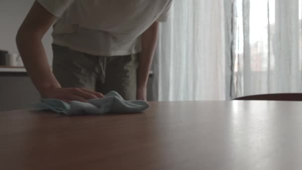 台所のテーブルを布で掃除する女 — ストック動画