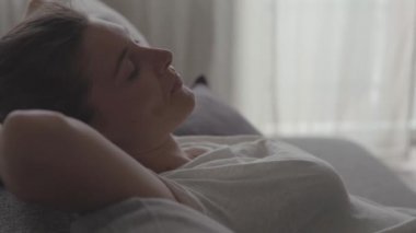 Mutlu, rahat kadın evdeki kanepede uzanıyor.