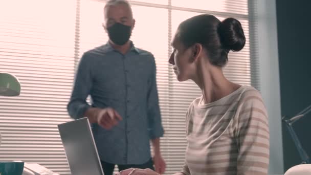 Босс ругает работника, на котором нет маски — стоковое видео