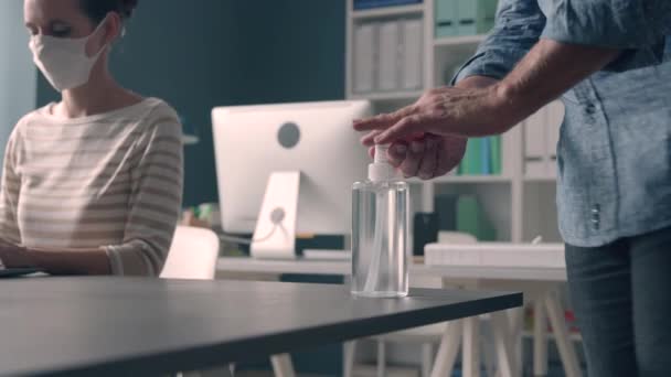 Businessman cleaning hands with sanitizer — Stock Video