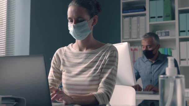 Empresários trabalhando no escritório e usando máscaras faciais — Vídeo de Stock