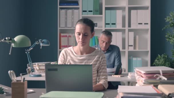 Frau arbeitet im Büro und hat starke Kopfschmerzen — Stockvideo