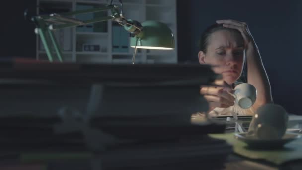 Tired woman working late at night in the office — Stock Video