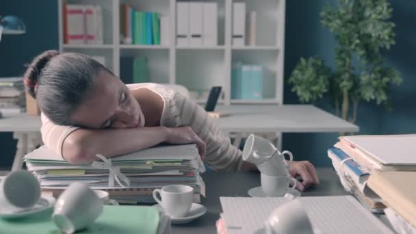 Employé de bureau épuisé dormant sur le bureau — Video