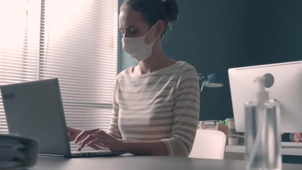 Biztonságosság a munkahelyen a koronavírus világjárvány idején — Stock videók