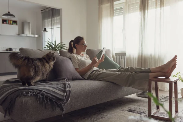 Woman Relaxing Sofa Connecting Her Tablet Living Room — Stock Photo, Image