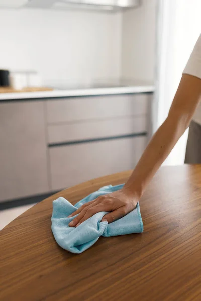 Donna Che Lavori Domestici Pulisce Tavolo Cucina Con Panno Concetto — Foto Stock