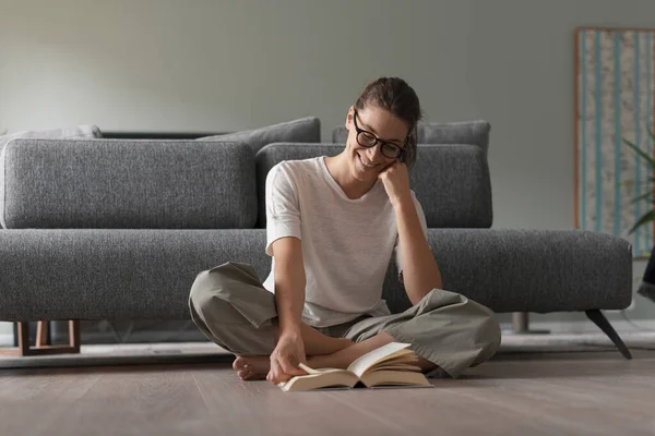 Happy Serene Woman Sitting Floor Reading Book She Smiling Browsing — Stock Photo, Image