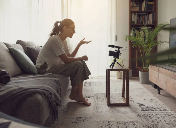 Επαγγελματική Youtuber Και Vlogger Κάθεται Στον Καναπέ Στο Σπίτι Και — Φωτογραφία Αρχείου