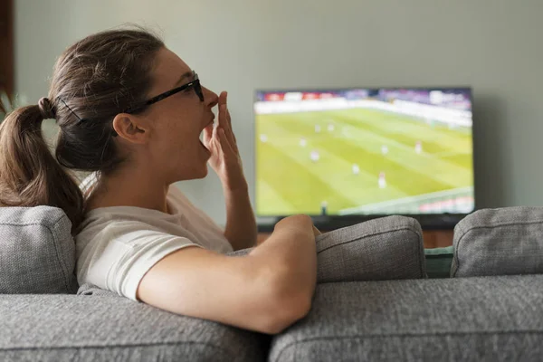 Γυναίκα Βλέποντας Ποδόσφαιρο Στην Τηλεόραση Βαριέται Και Χασμουριέται — Φωτογραφία Αρχείου