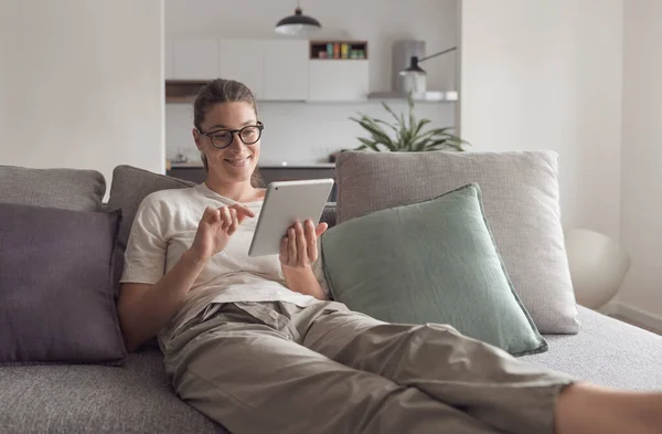 Mulher Relaxando Sofá Conectando Com Seu Tablet Sala Estar — Fotografia de Stock