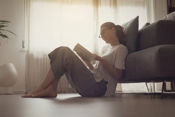 Gelukkig Vrouw Met Bril Zitten Vloer Thuis Het Lezen Van — Stockfoto