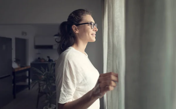 Щаслива Жінка Окулярах Стоячи Поруч Вікном Відкриваючи Штори Вдома Концепція — стокове фото