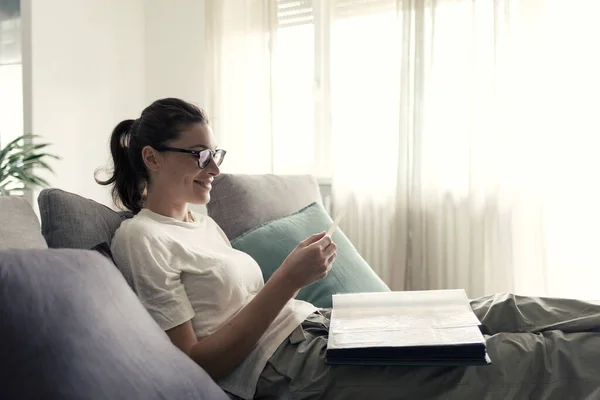 Mujer Joven Feliz Relajándose Sofá Casa Viendo Fotos Álbum Fotos —  Fotos de Stock