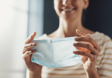 Korumalı cerrahi maske takan bir kadın, Coronavirus covid-19 önleme
